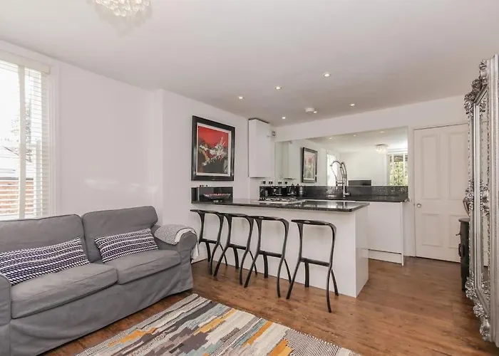 Flat 2, 158 Abingdon Road
