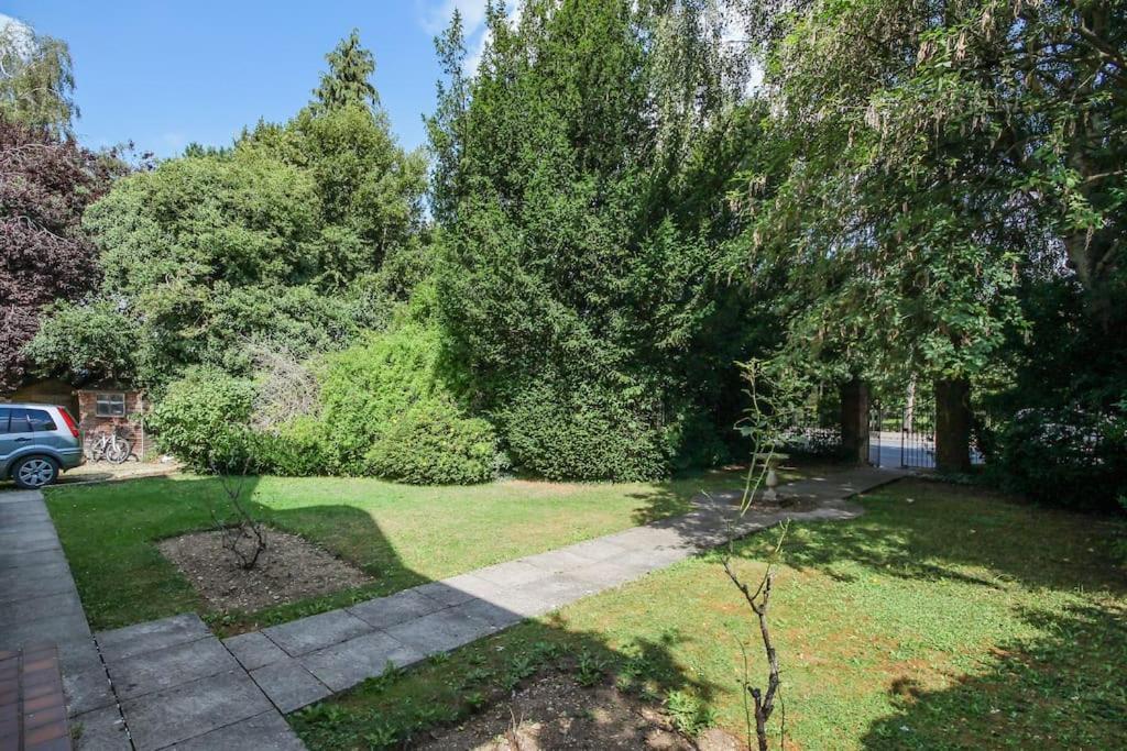 Flat 2, 158 Abingdon Road *